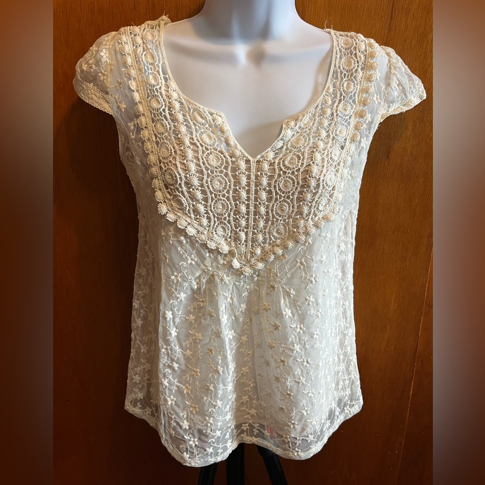 Sacred Threads ecru stretch lace top, shelf bra liner tank size small. Boutique